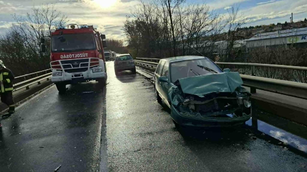 Újabb brutális baleset: tűzoltóautó karambolozott a 6-os főúton – fotó