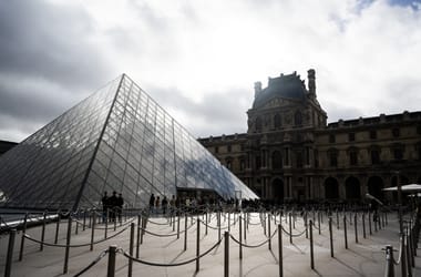 Újabb csapás a Louvre-ra: bezárt az egyik galéria, mert félő, hogy leszakad a plafon