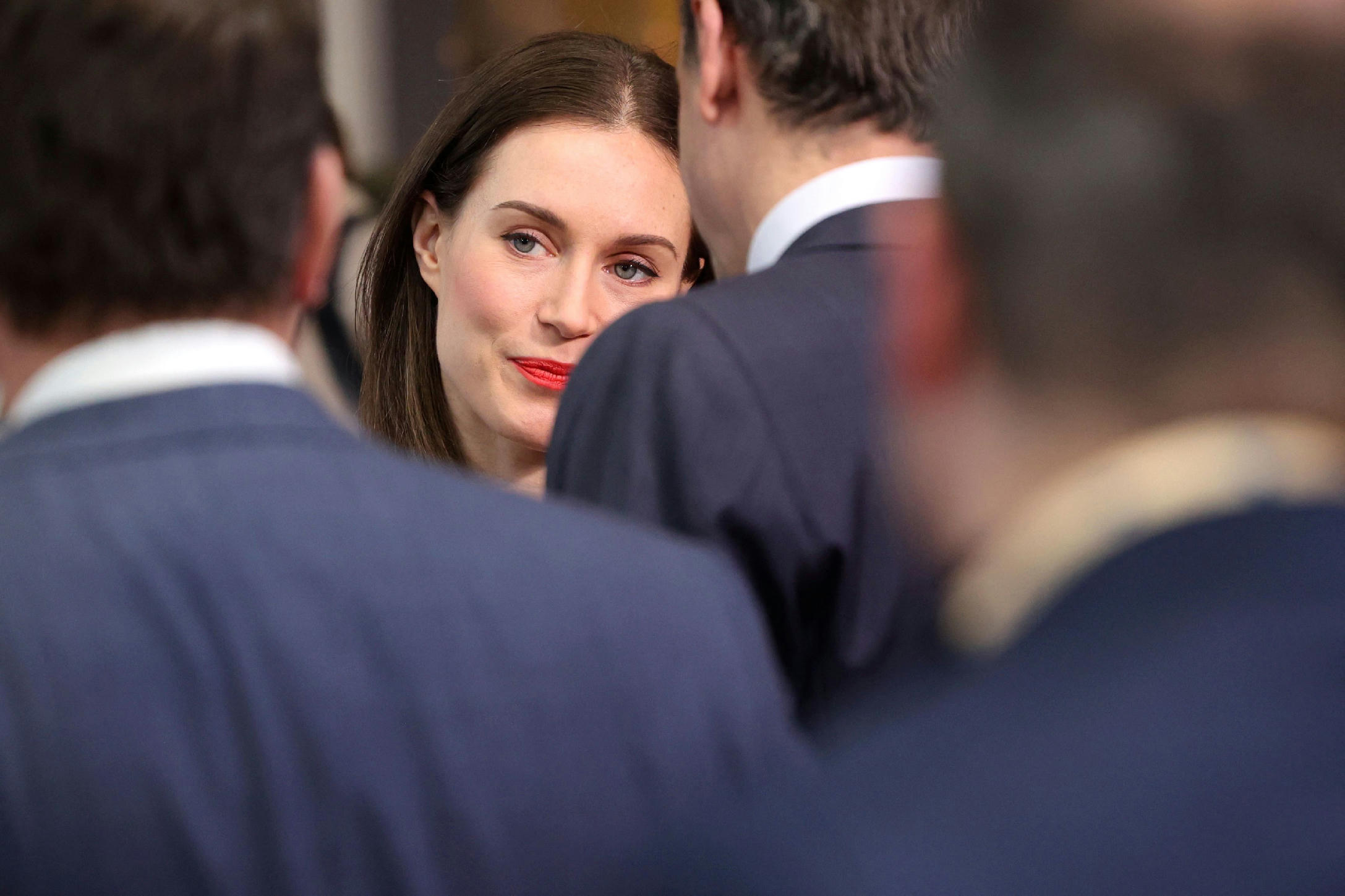 Ruhaboltban dolgozott, két nő nevelte, Finnországot a NATO-ba kormányozta – magyar szemmel hihetetlen olvasmány Sanna Marin memoárja