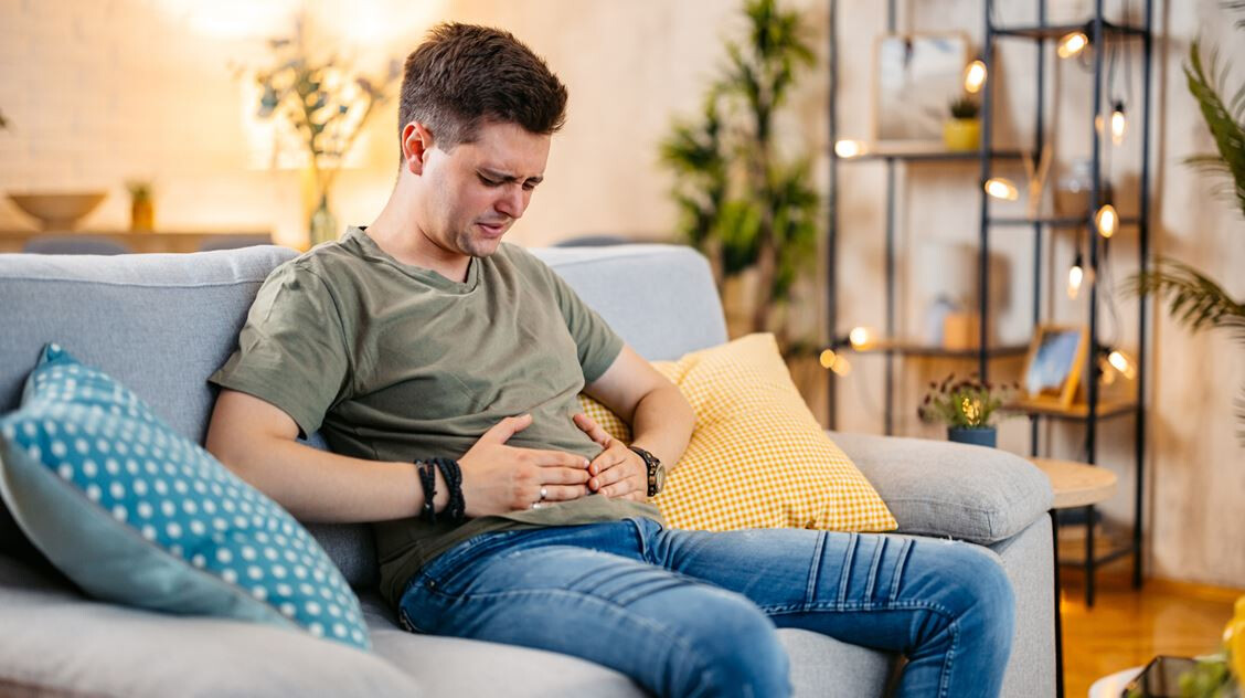 Alhasi fájdalom: ezt árulja el a pontos helye – Nem csak emésztési panasz okozhatja