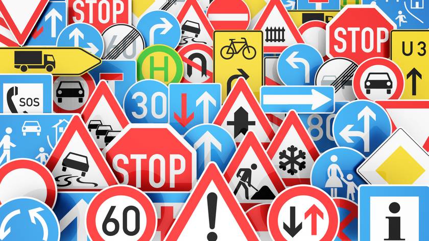 Új KRESZ-táblákat kell megszoknunk: így módosulnak a jelzések a tervek szerint