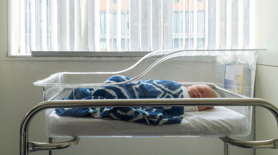 Kórházi babák: megoldást sürget az UNICEF – Ma is több mint 100 kisgyermek él magára hagyva